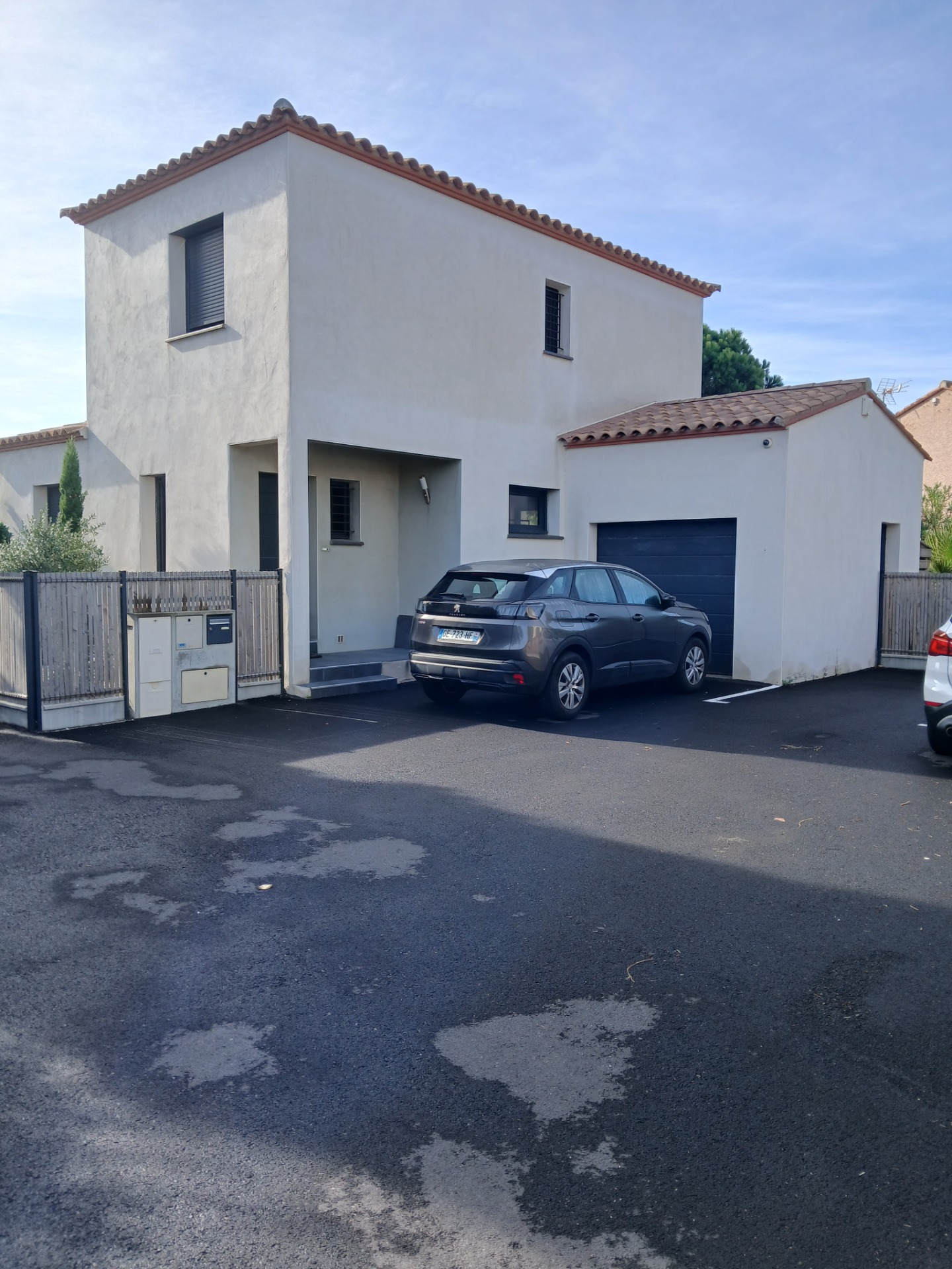 Entrée de la maison avec deux places de parking gratuites.