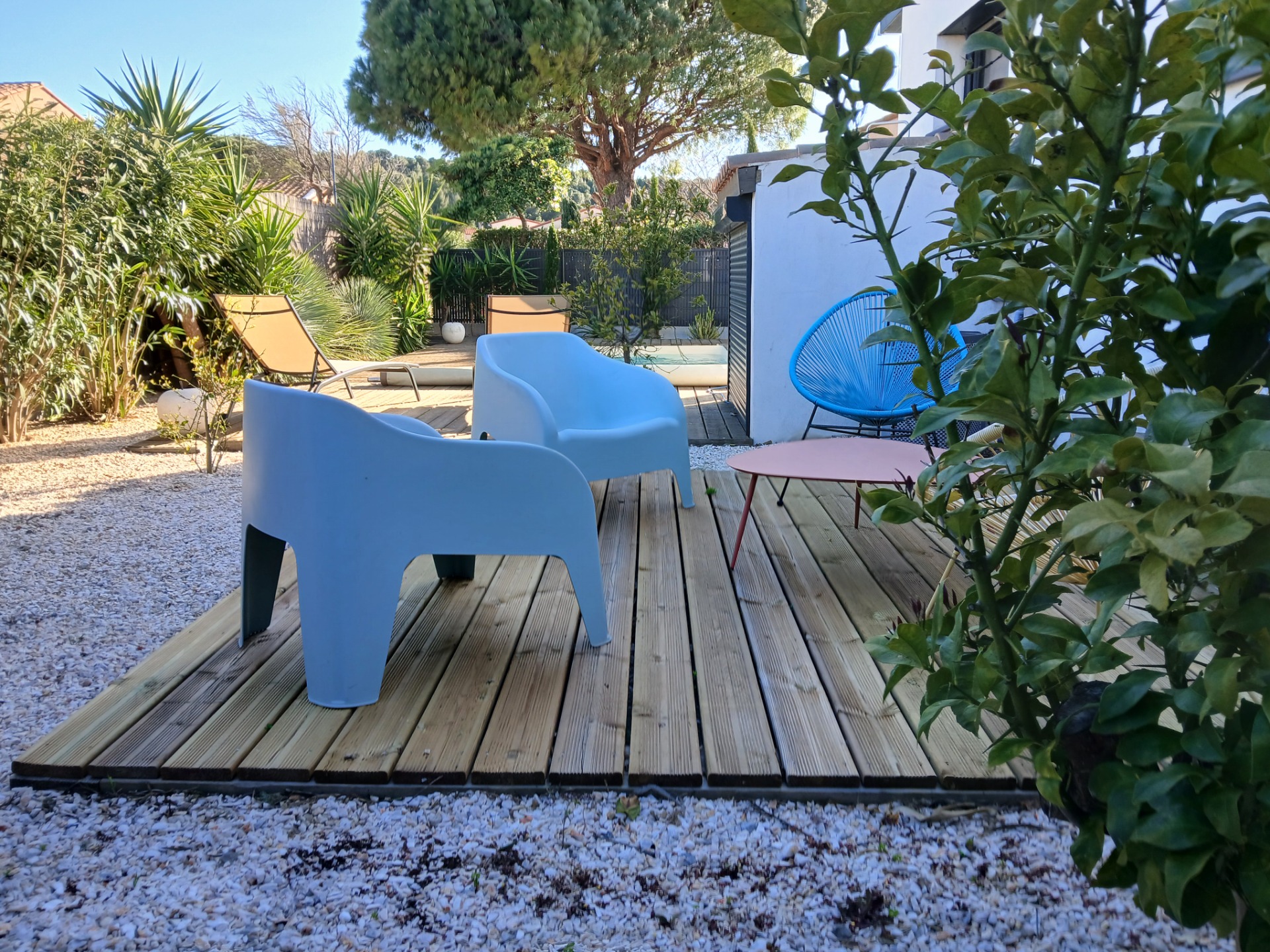 Terrasse à l'ombre le soir.